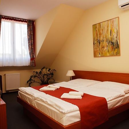 Lipa Hotel Es Etterem Szentgotthárd Quarto foto