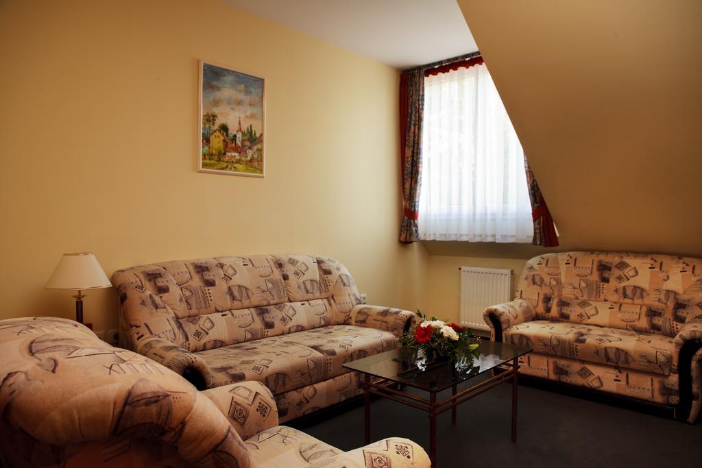 Lipa Hotel Es Etterem Szentgotthárd Quarto foto