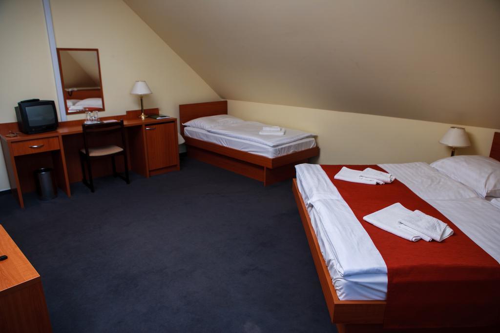 Lipa Hotel Es Etterem Szentgotthárd Quarto foto