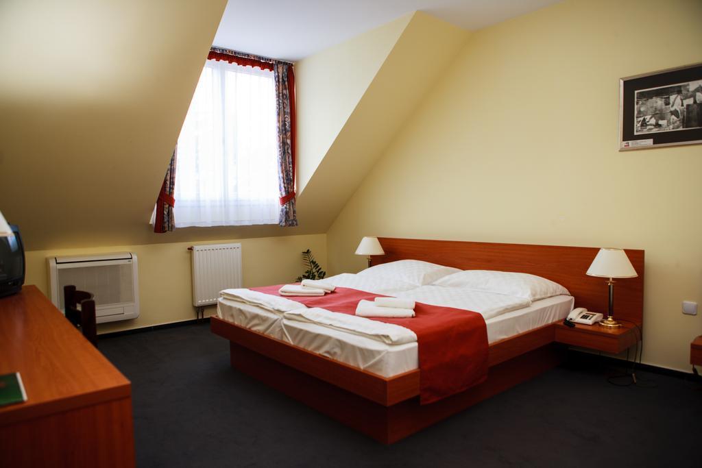 Lipa Hotel Es Etterem Szentgotthárd Quarto foto