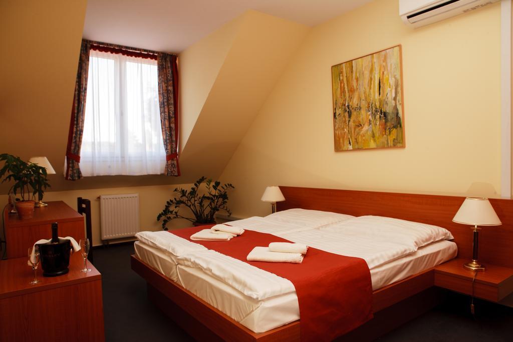 Lipa Hotel Es Etterem Szentgotthárd Quarto foto